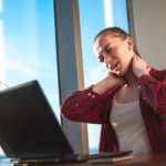 Dolor de lumbares, &iquest;por qu&eacute; aparece y c&oacute;mo aliviarlo?: postura correcta ordenador heelespana 1 150x150 - HeelEspa&ntilde;a