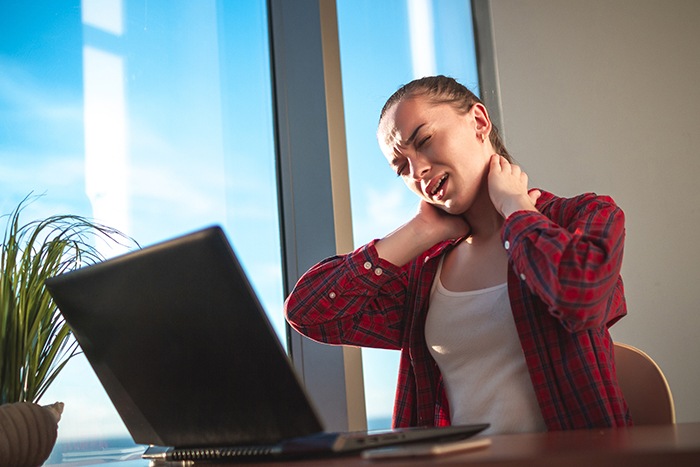 Postura correcta ante el ordenador: cuida tu espalda - HeelEspaña