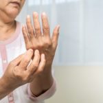 &iquest;C&oacute;mo saber si la piel est&aacute; deshidratada?: manos secas agrietadas 150x150 - HeelEspa&ntilde;a