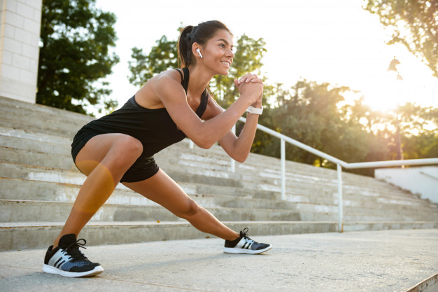 Mujer practicando deporte al aire libre