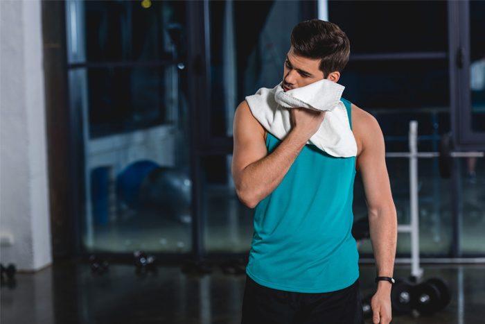 Trastornos del sueño en deportistas: deportista cansado - HeelEspaña