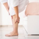 Pesadez de piernas: soluciones para poder descansar mejor: primer plano manos masajeando 150x150 - HeelEspa&ntilde;a