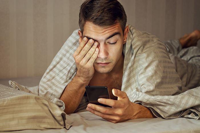 Ojos cansados por mirar el movil