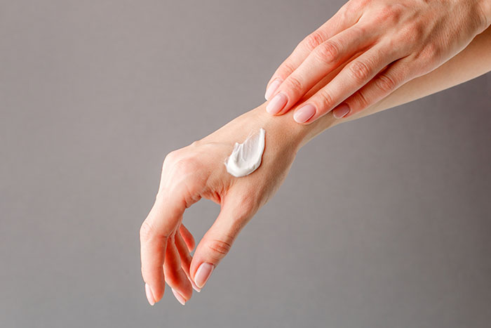 Cómo proteger tu piel de la sequedad y las agresiones externas - HeelEspaña Cómo proteger tu piel de la sequedad y las agresiones externas: piel sensible - HeelEspaña